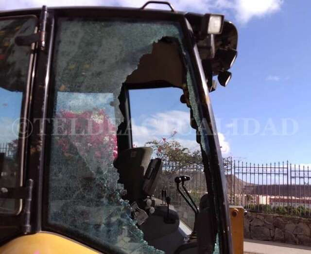 Una de las piedras impactó contra la luna lateral del tractor (Foto TA).